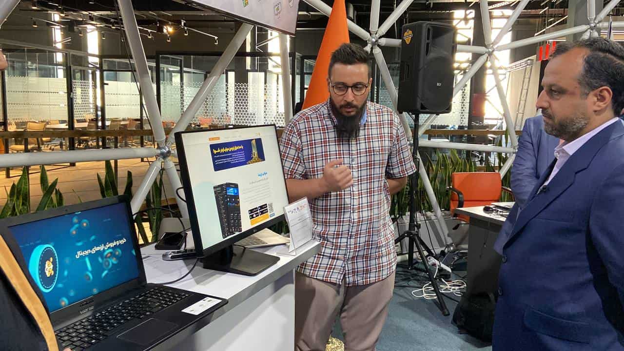 بازدید وزیر اقتصاد از غرفه ارزیف در نمایشگاه خانه نوآوری و فناوری ایران